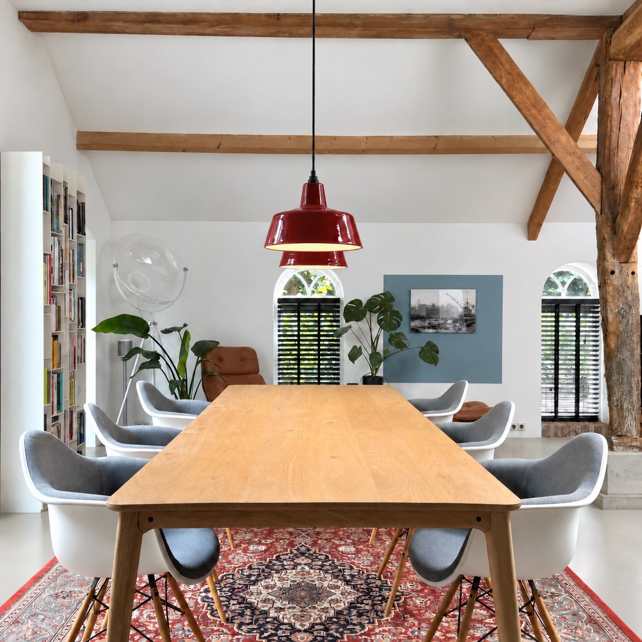 EBLI OneTone Purple Red rode emaille hanglamp boven een eettafel