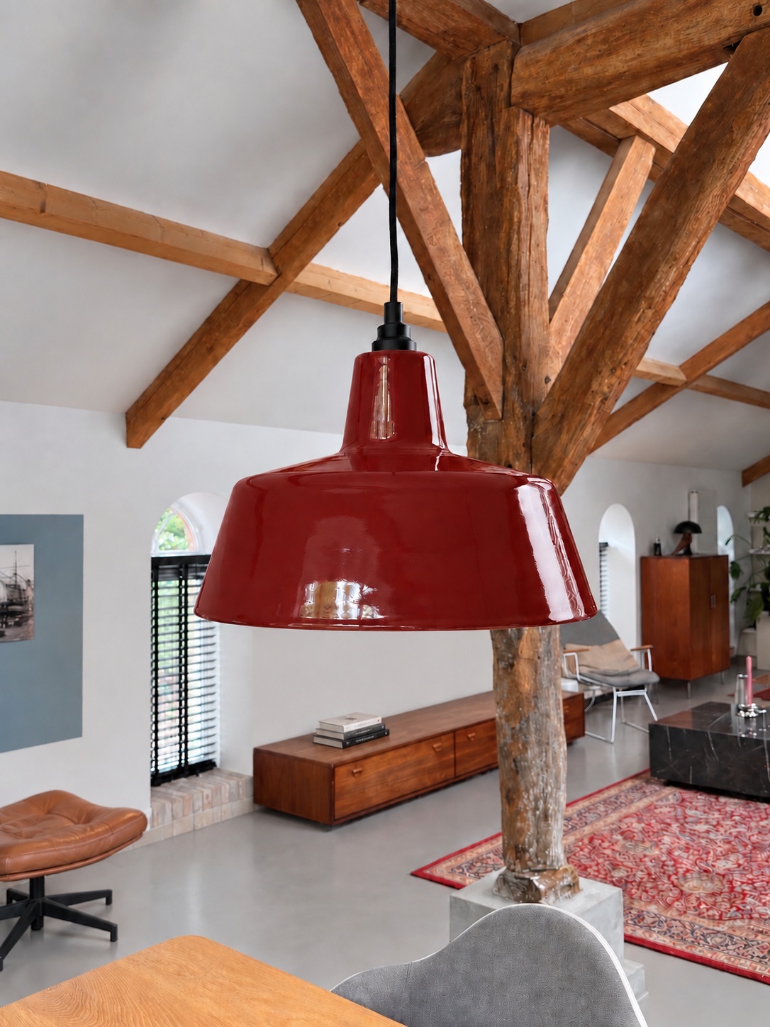 Rode emaille hanglamp EBLI OneTone Purple Red in een interieur