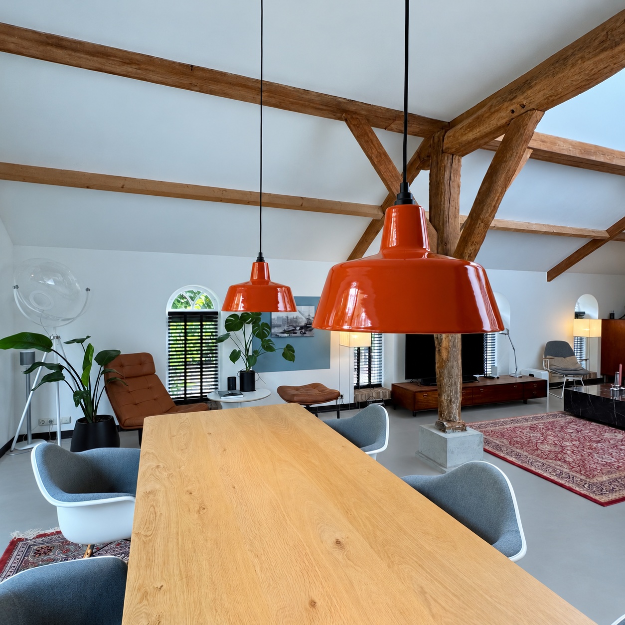 EBLI OneTone Red Orange emaille hanglampen boven een eettafel