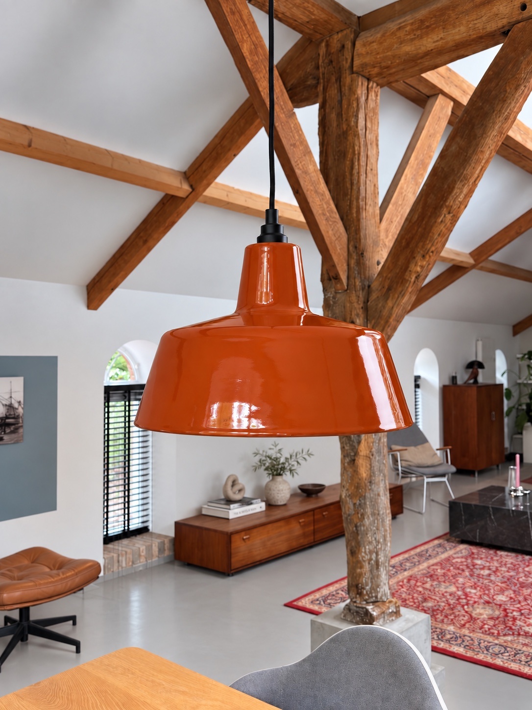 Geëmailleerde oranje hanglamp EBLI OneTone Red Orange in interieur