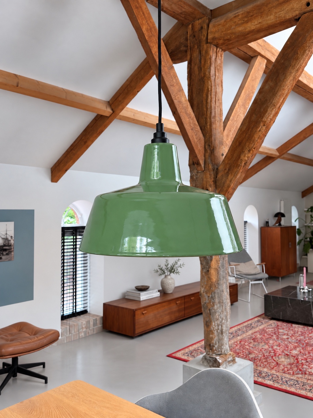 Geëmailleerde groene hanglamp EBLI OneTone Reseda Green in interieur
