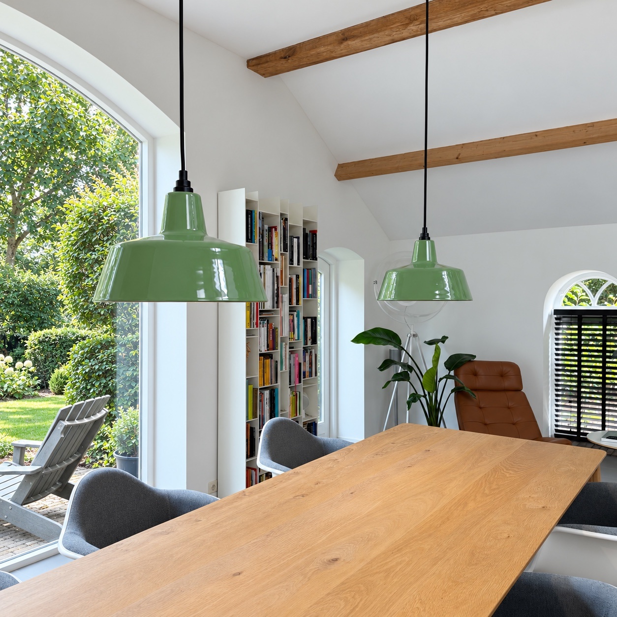 EBLI OneTone Reseda Green groene emaille hanglampen in een interieur