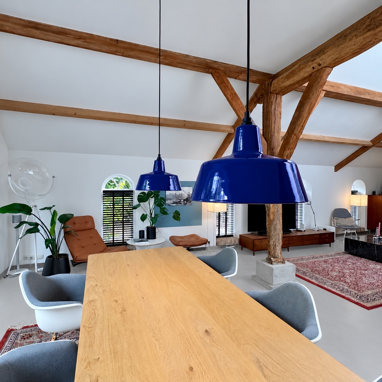 EBLI OneTone Ultramarine blauwe emaille hanglampen in een interieur
