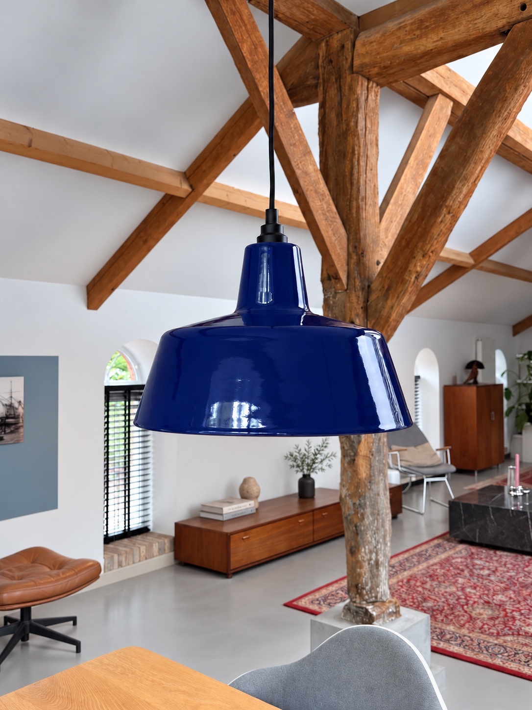 Geëmailleerde blauwe hanglamp EBLI OneTone Ultramarine in interieur